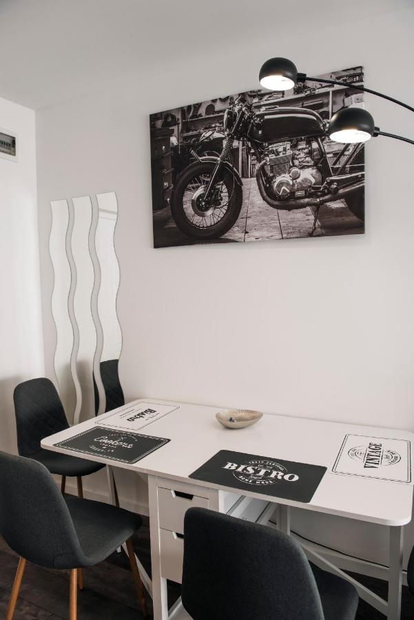 Anavrin Apartman Free Parking Appartement Pécs Buitenkant foto